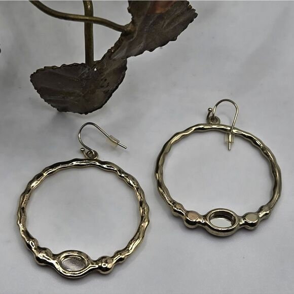 "5/$25" Hammered Goldtone Purple Glass Circle Dangle Earrings - Picture 4 of 7